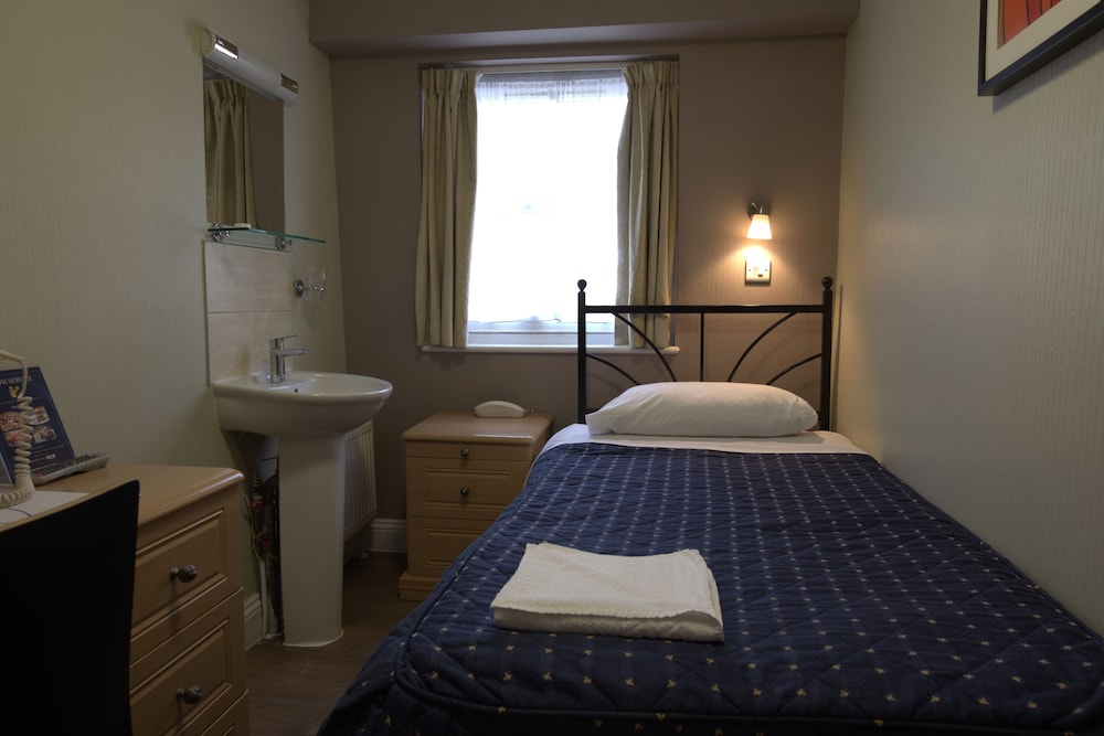 STANDARD, SINGLE, SHARED BATHROOM
