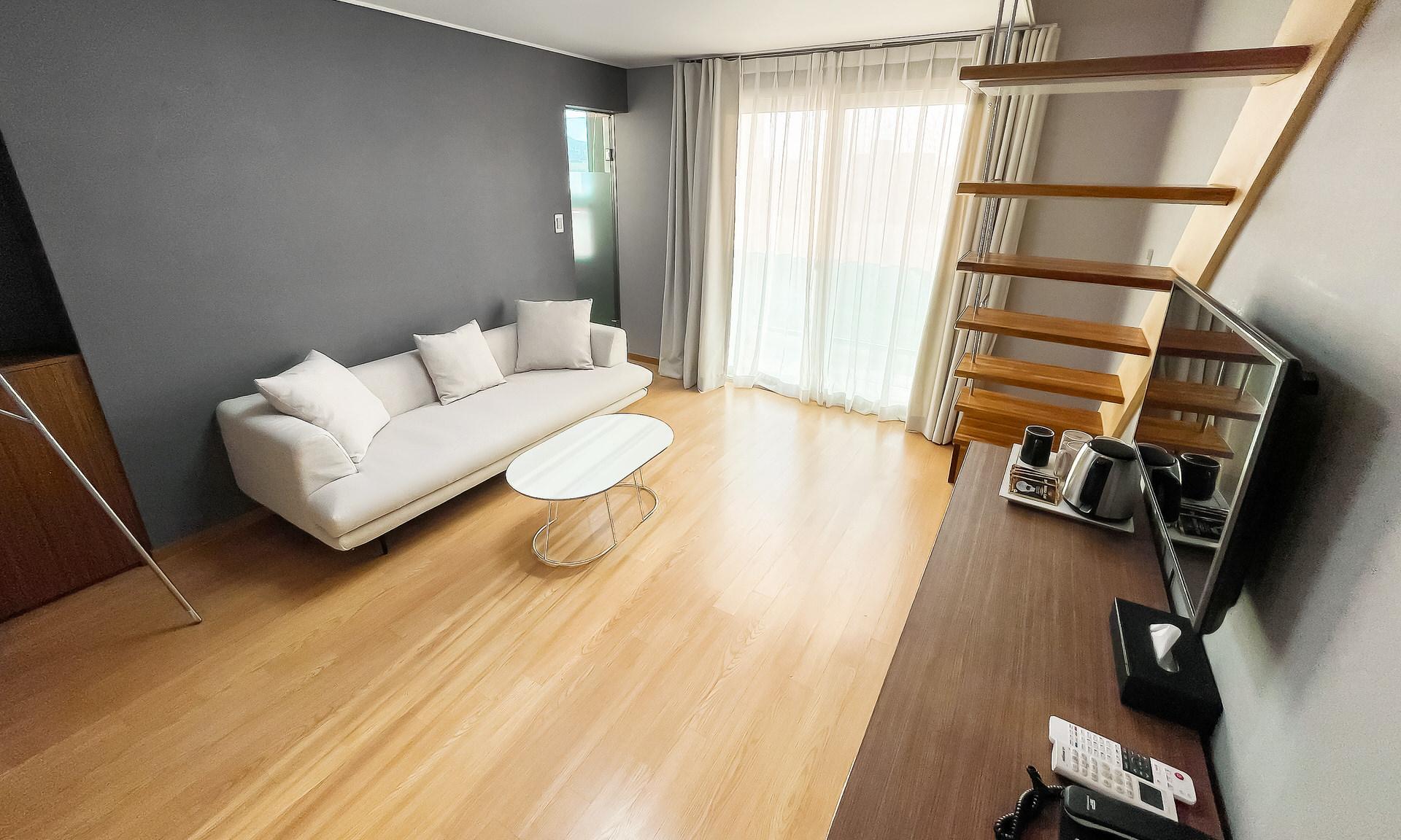 DUPLEX, SUITE