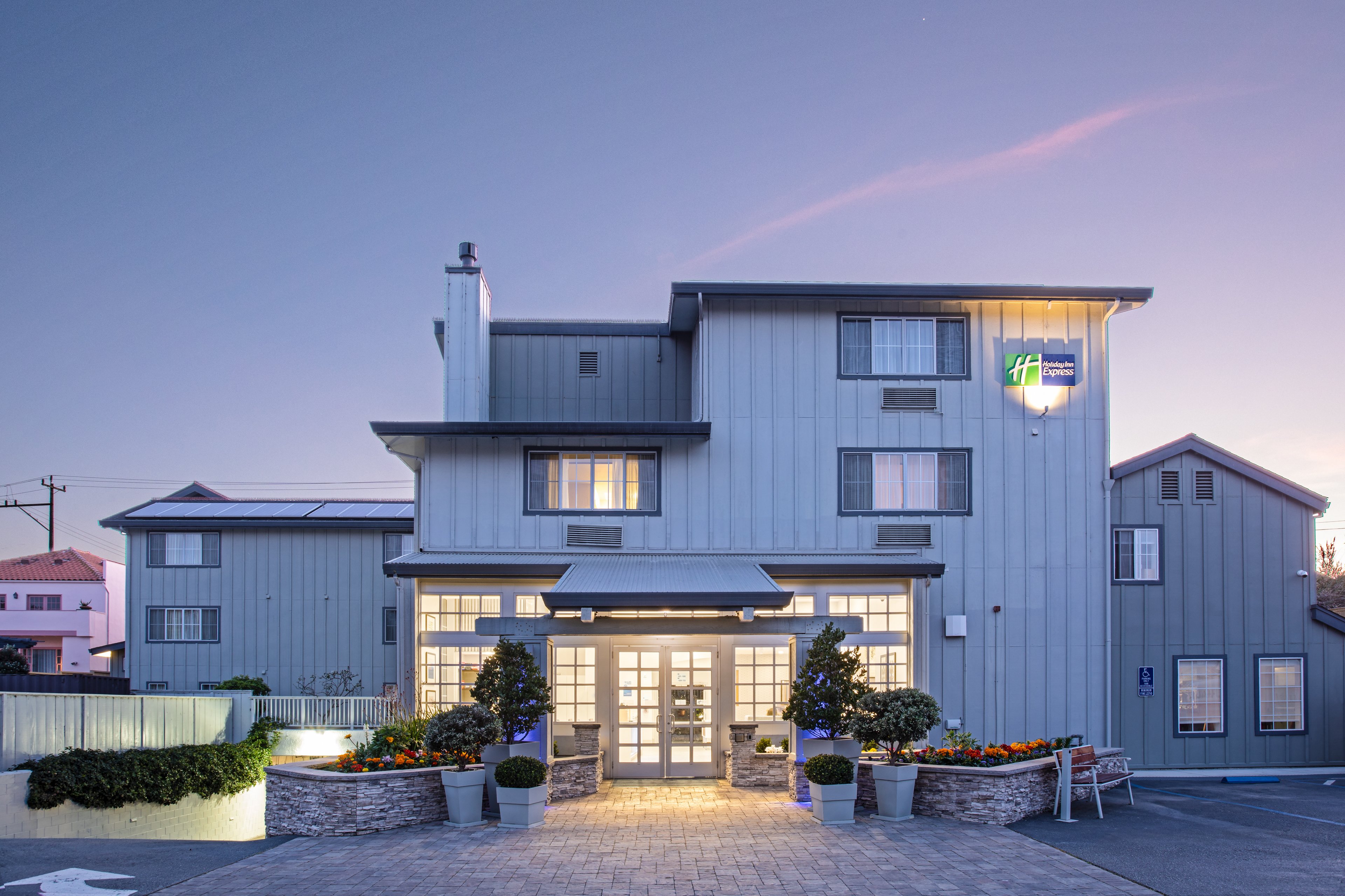 Holiday Inn Express Monterey Cannery Row 6/66