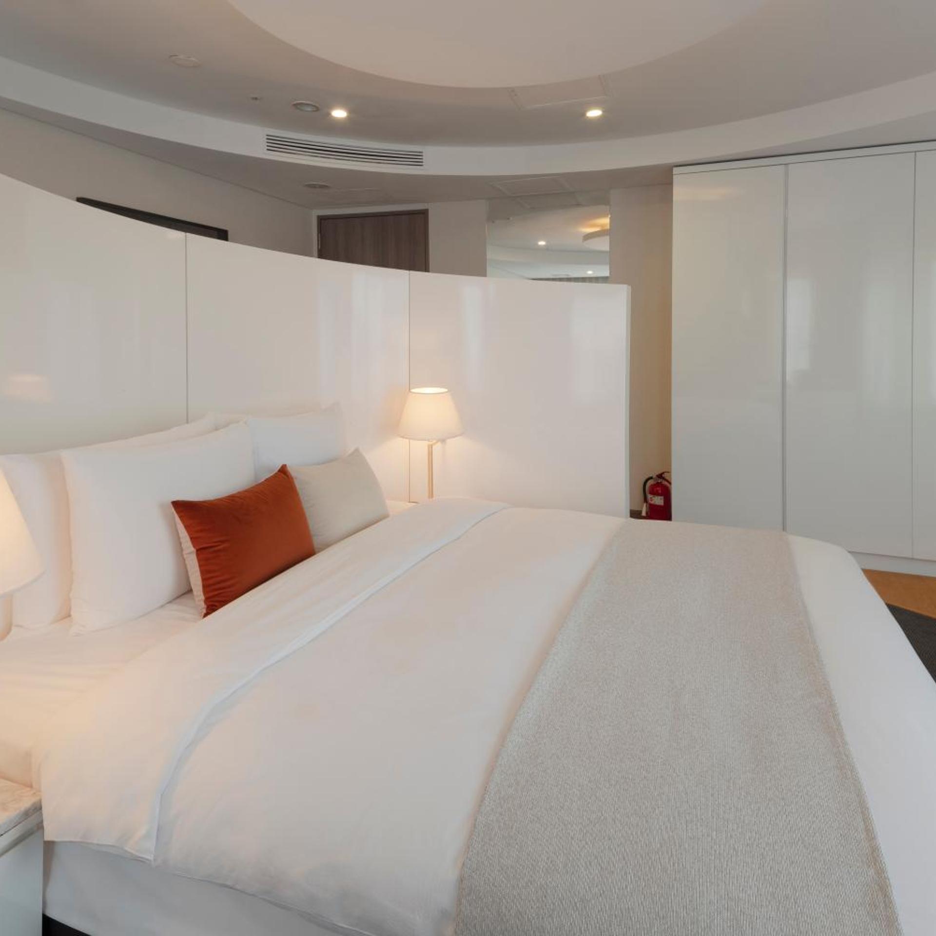 EXECUTIVE, SUITE