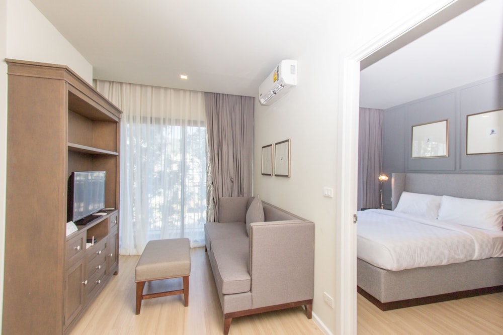 STANDARD, QUEEN BED