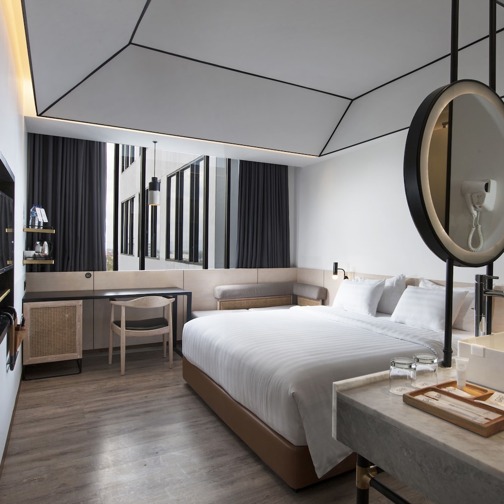 DELUXE, KING BED