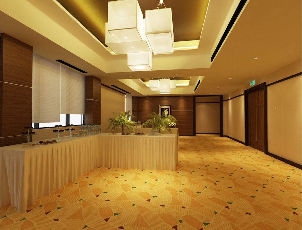HALLMARK CROWN HOTEL 2/59