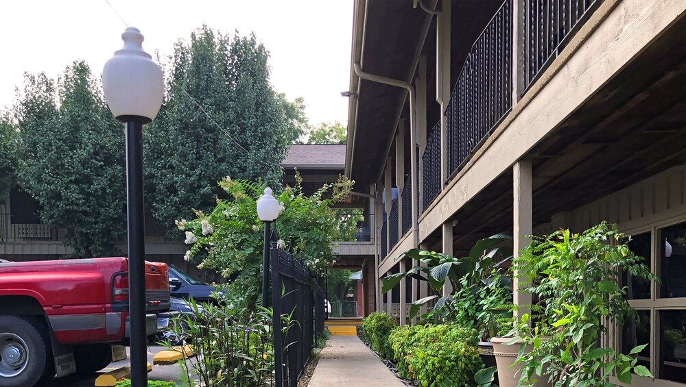 Charles Wesley Motor Lodge 27/51