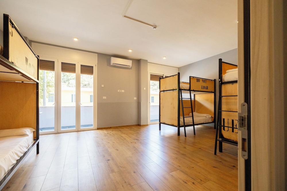 Female Dorm, Female Only, 6 People
