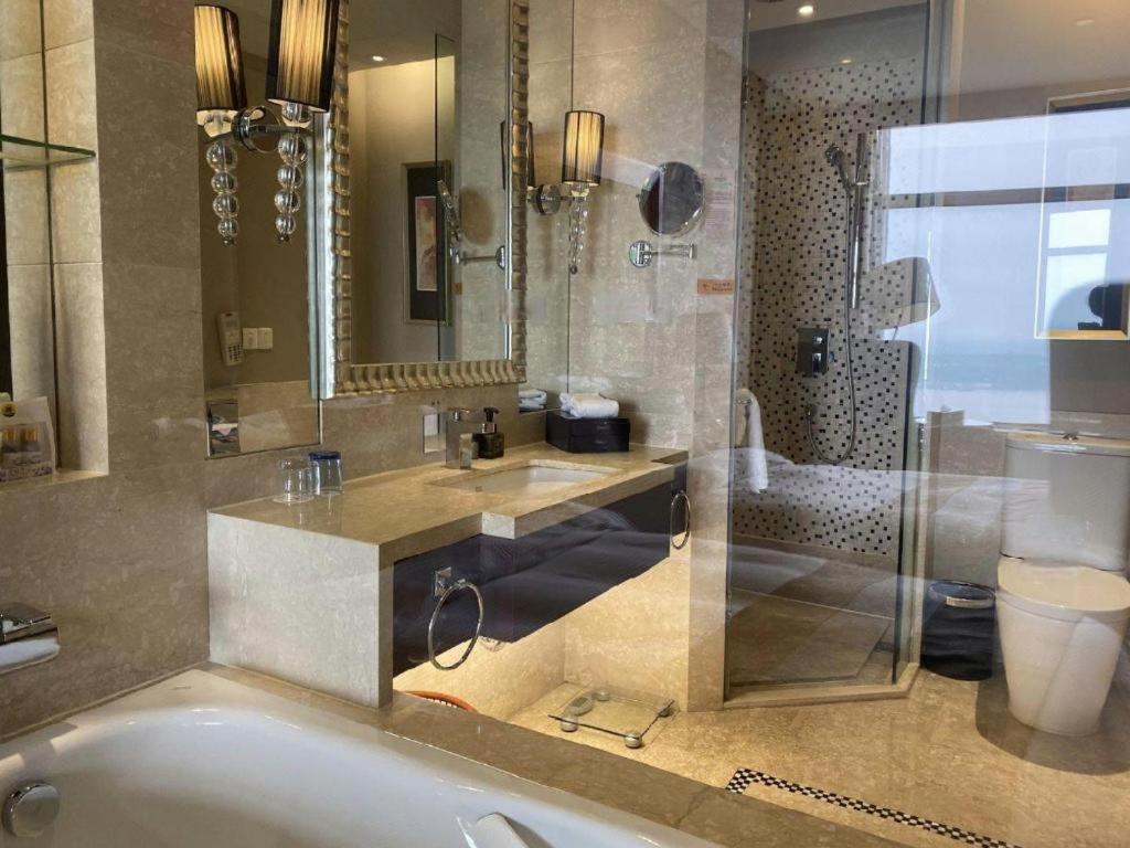 Xinhua Jianguo Hotel 45/48