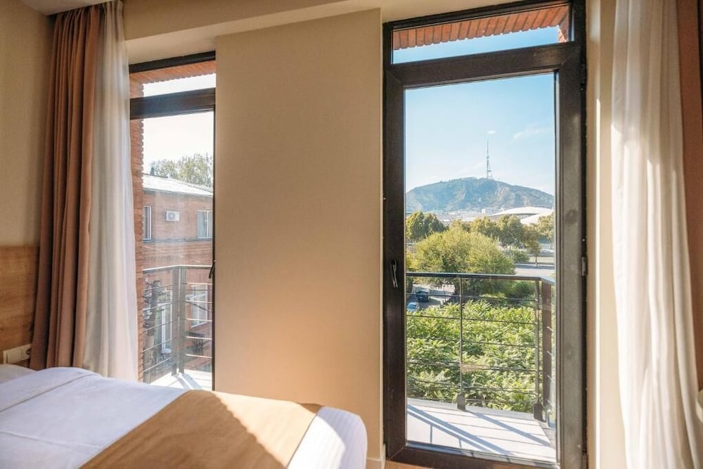غرفة بسرير كينج بإطلالة على الجبل، Atrium Boutique Hotel 2/3