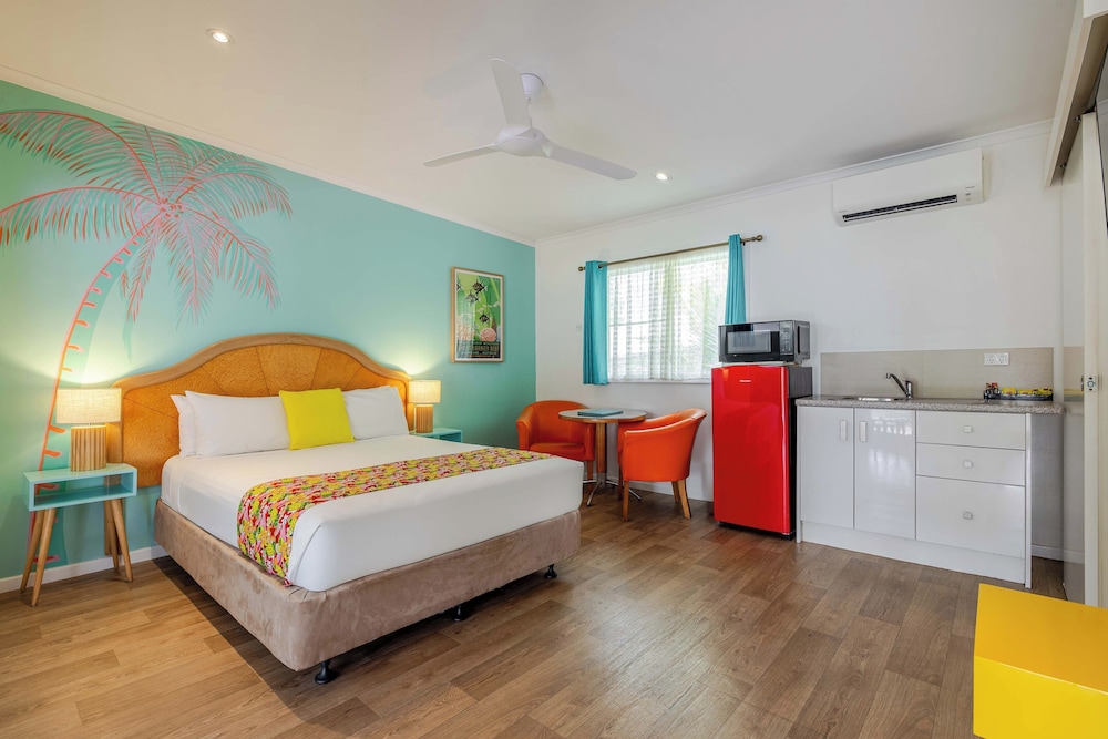PORT DOUGLAS MOTEL 16/73
