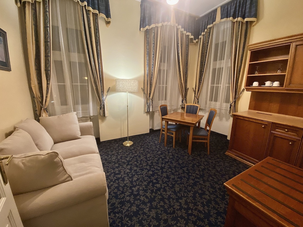Ontario Hotel Garni 48/75