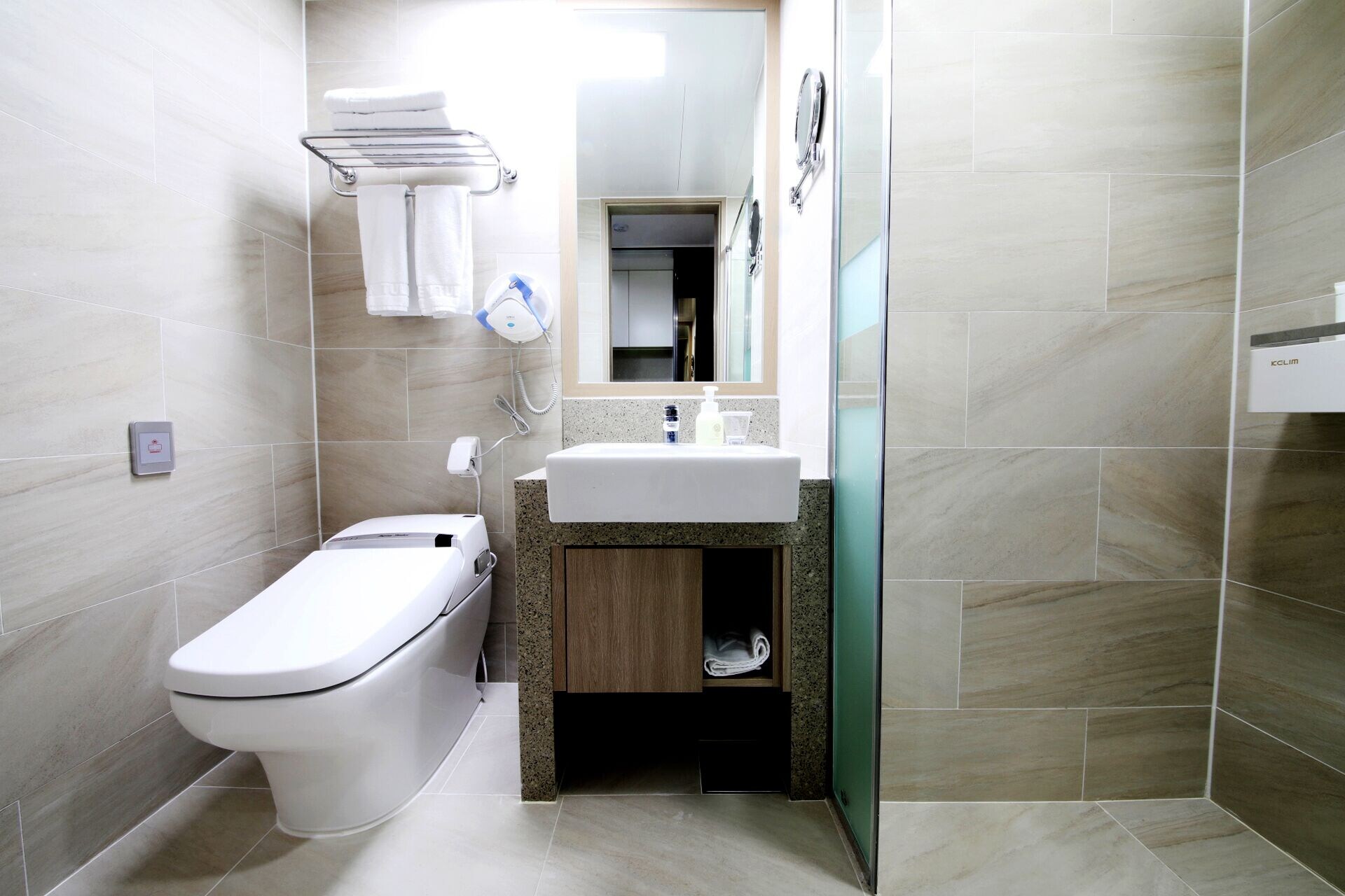 غرفة قياسية بسرير كوين، Golden Tulip Essential Namgang 7/8