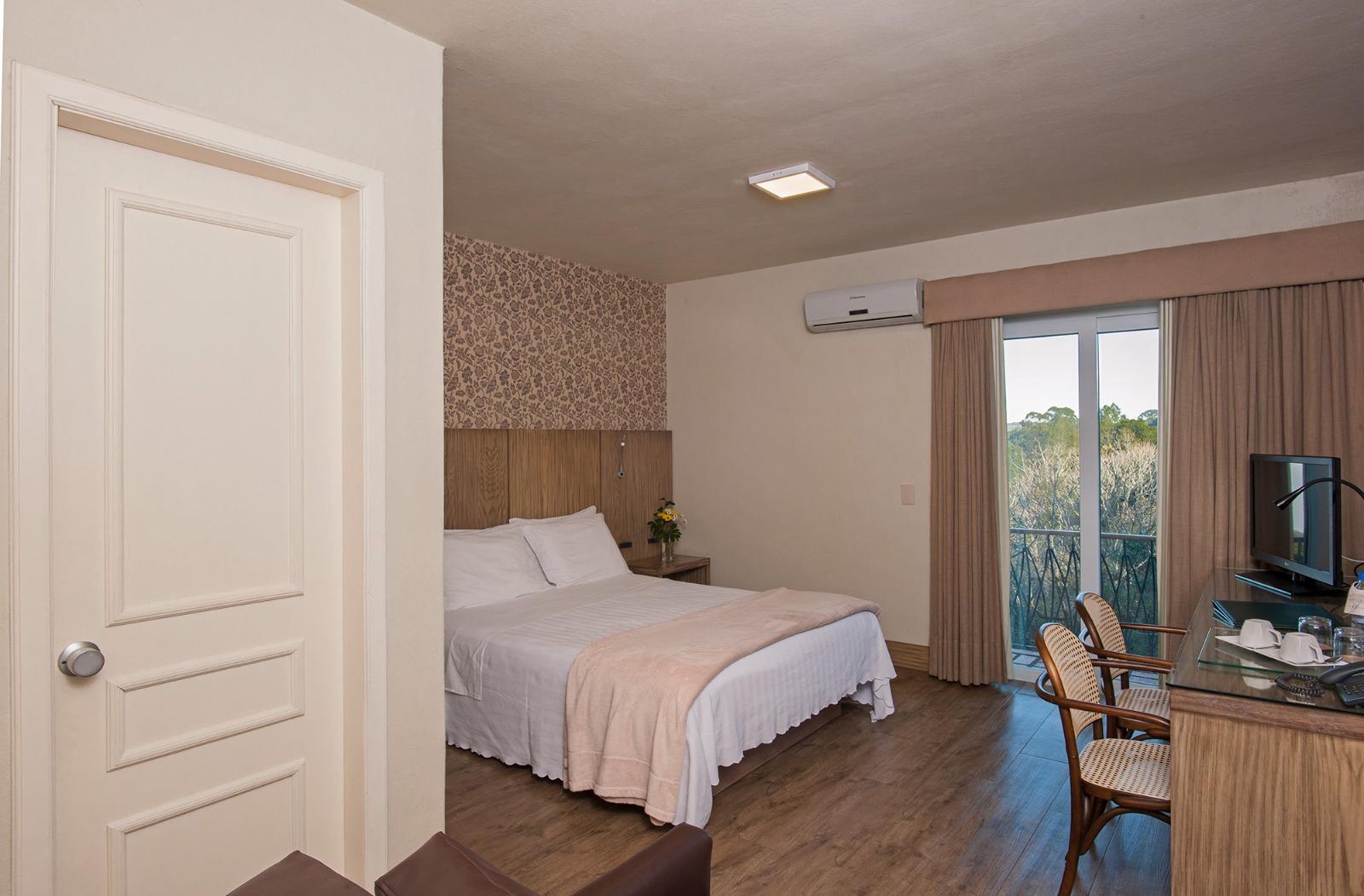 Room, Side View, Accessible