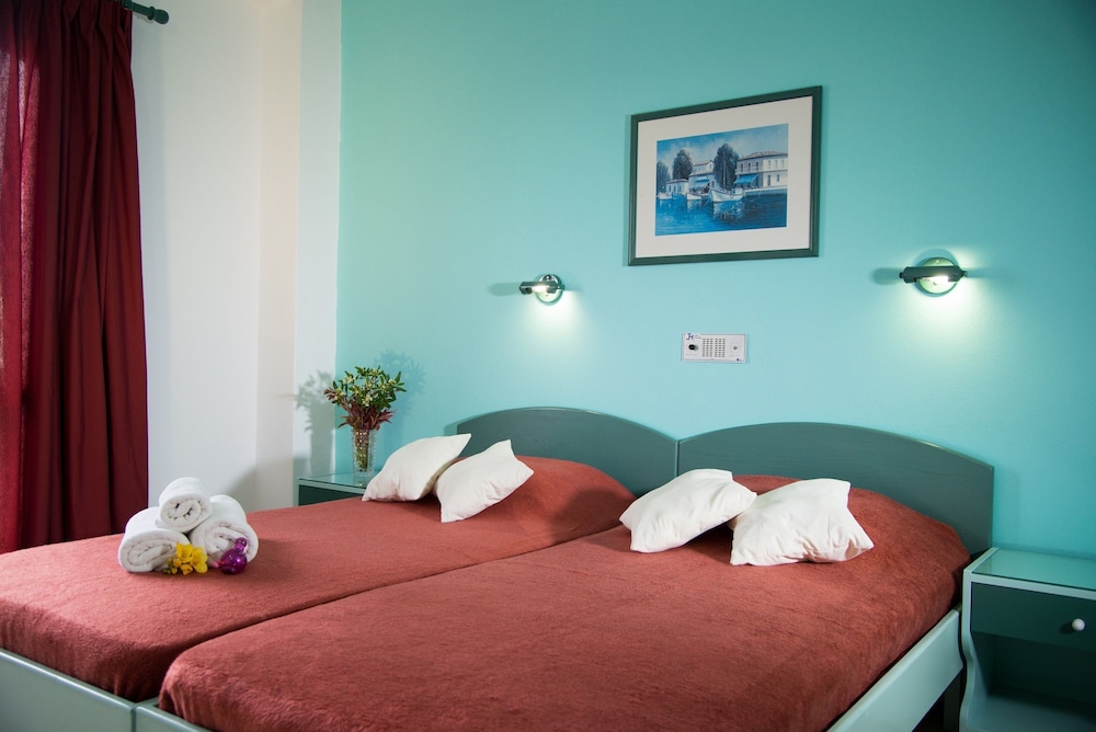 THEONI APARTMENTS 14/63