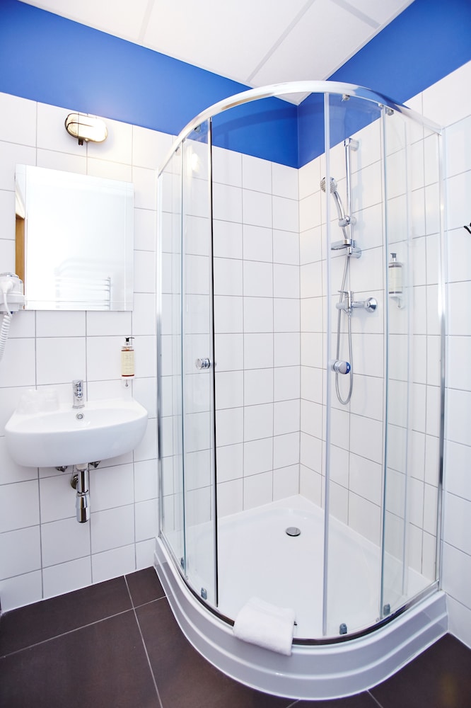 ROOM, SINGLE, KITCHENETTE