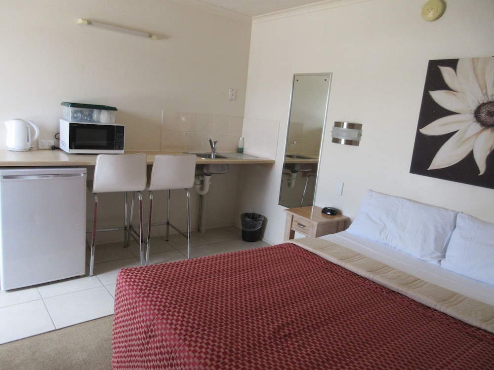 NAMBOUR LODGE MOTEL 10/37