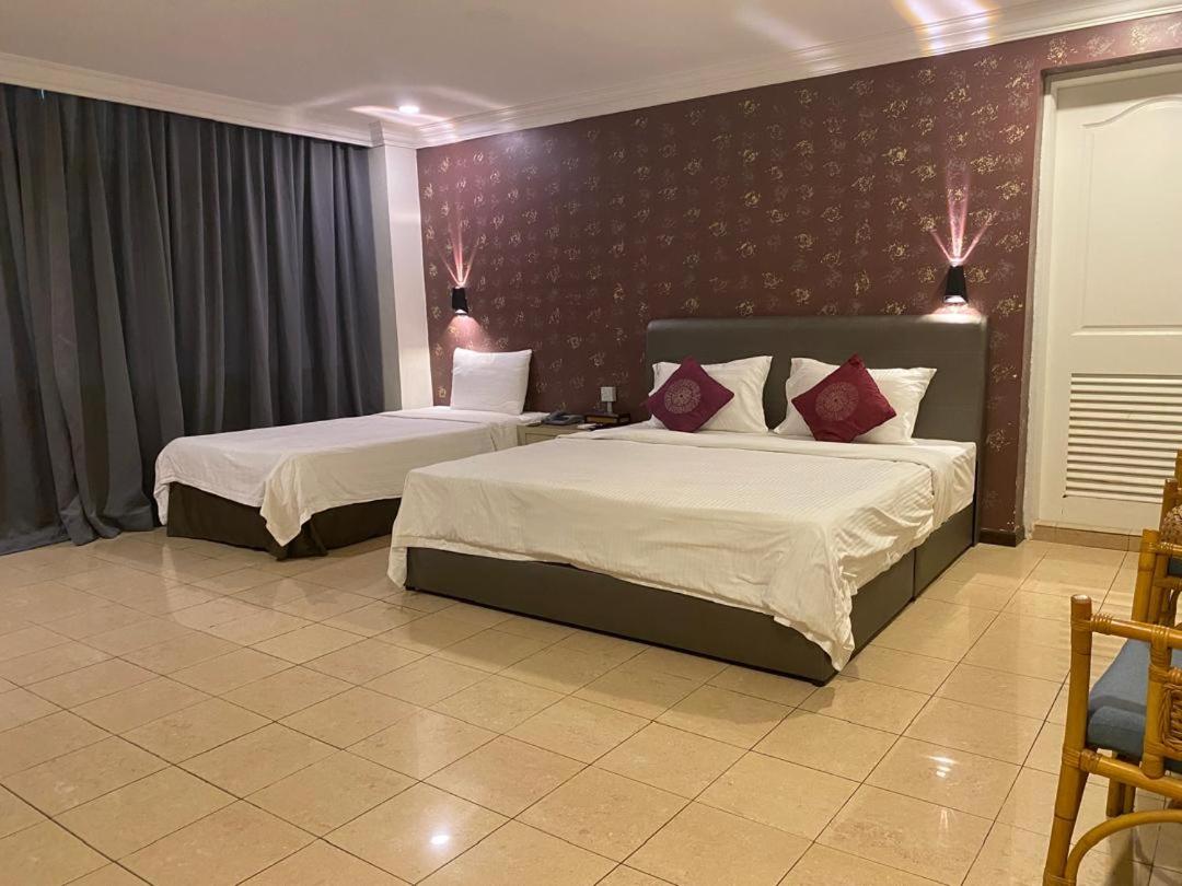 Heritage Hotel 4/49