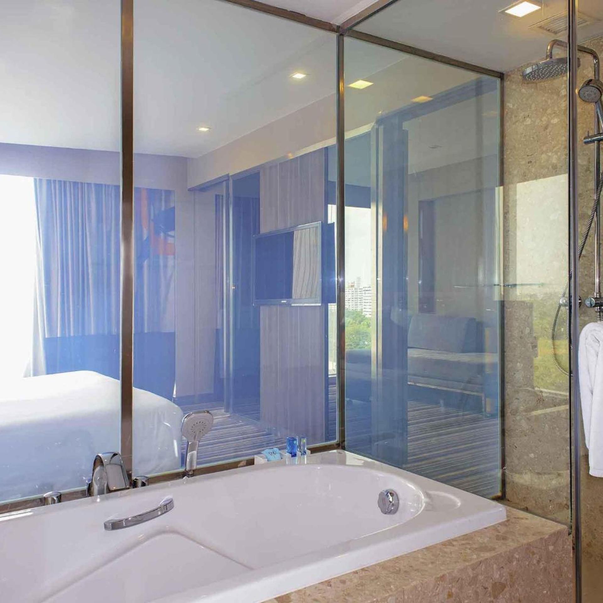 جناح بريميير، Novotel Bangkok Impact 7/10