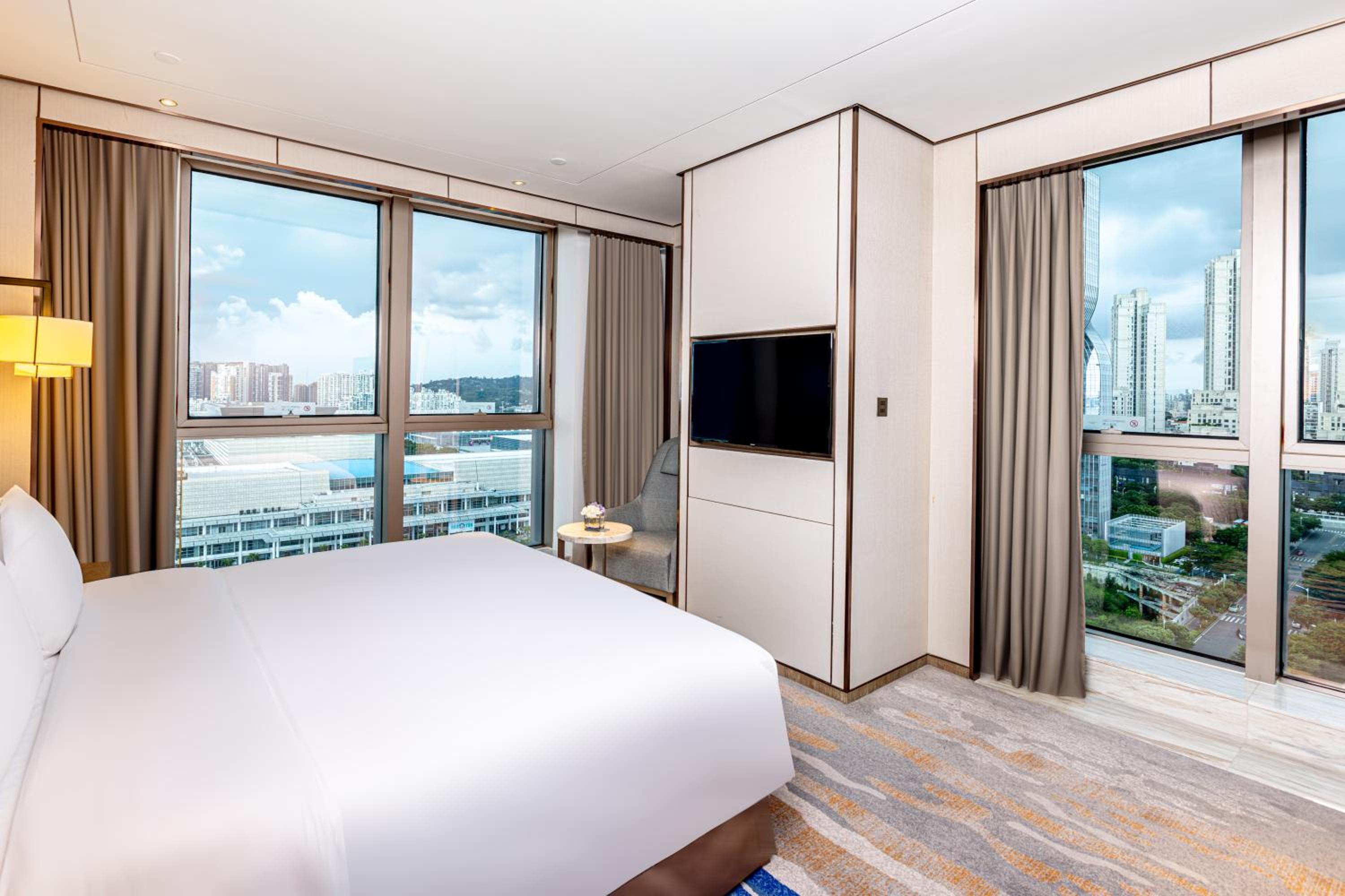 1 Bedroom, Suite, King Bed, City View