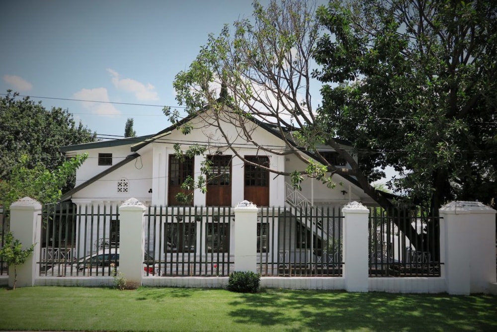 Sandton Farmhouse Executive B&B 2/38