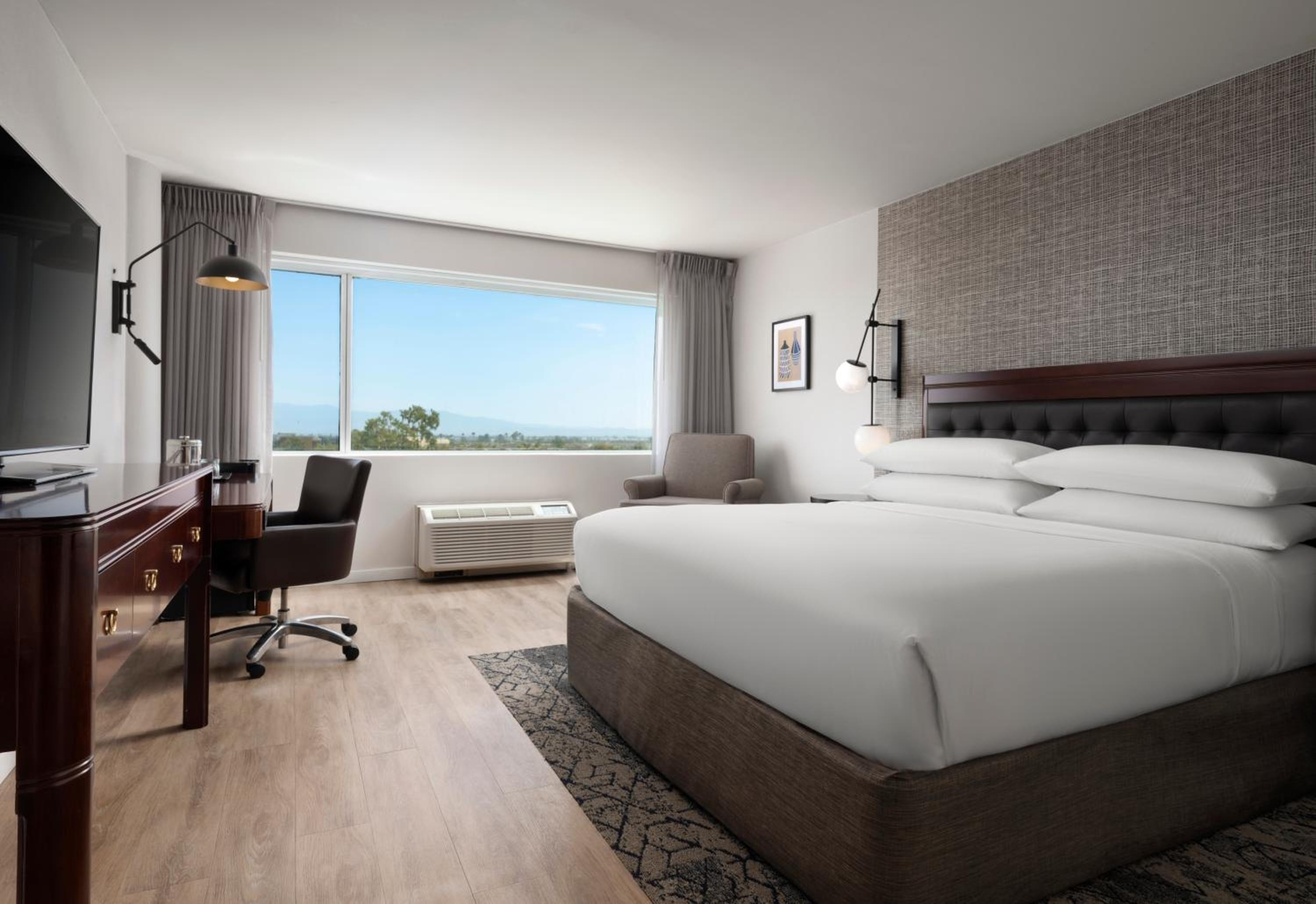Suite, King Bed, Club Floor, High Floor