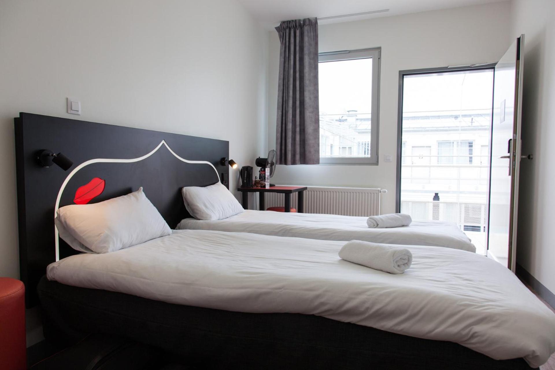 غرفة بسريرين منفصلين بحمام خاص