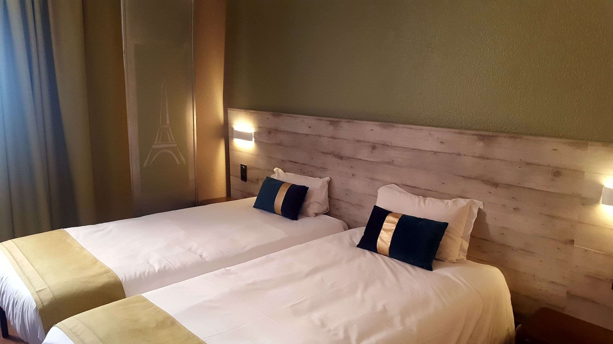 ROOM, QUADRUPLE
