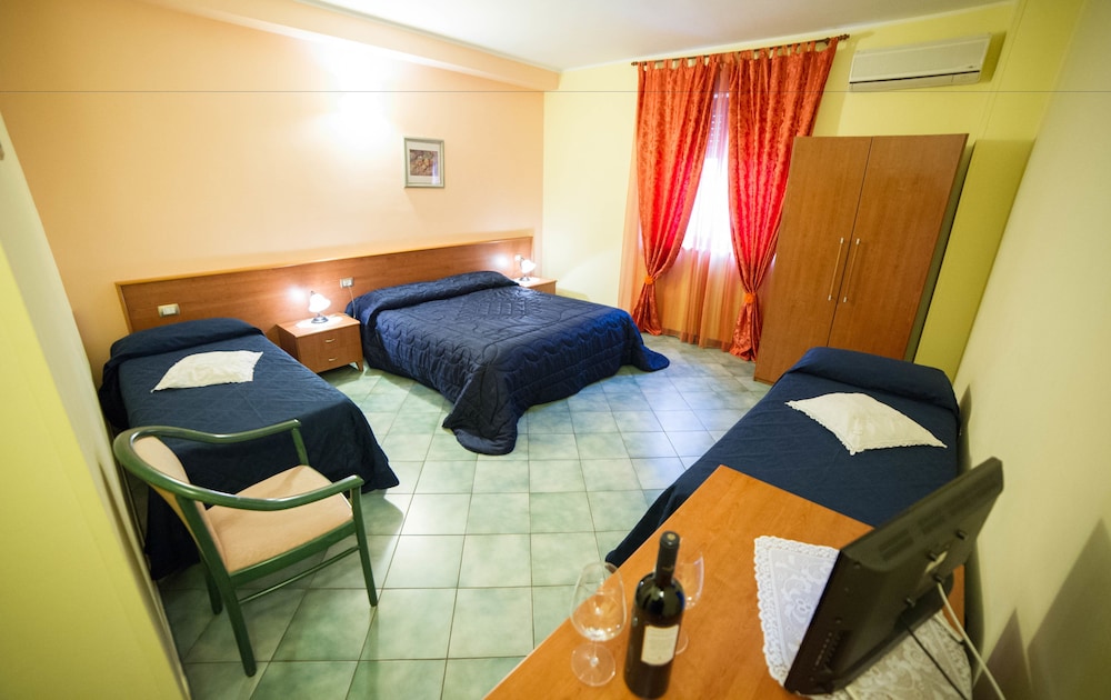 ROOM, QUADRUPLE
