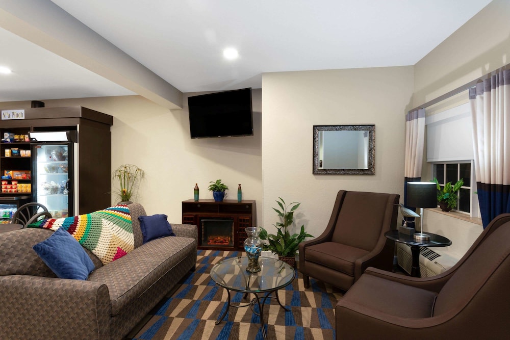 Microtel Inn and Suites by Wyndham Brooksville 32/53