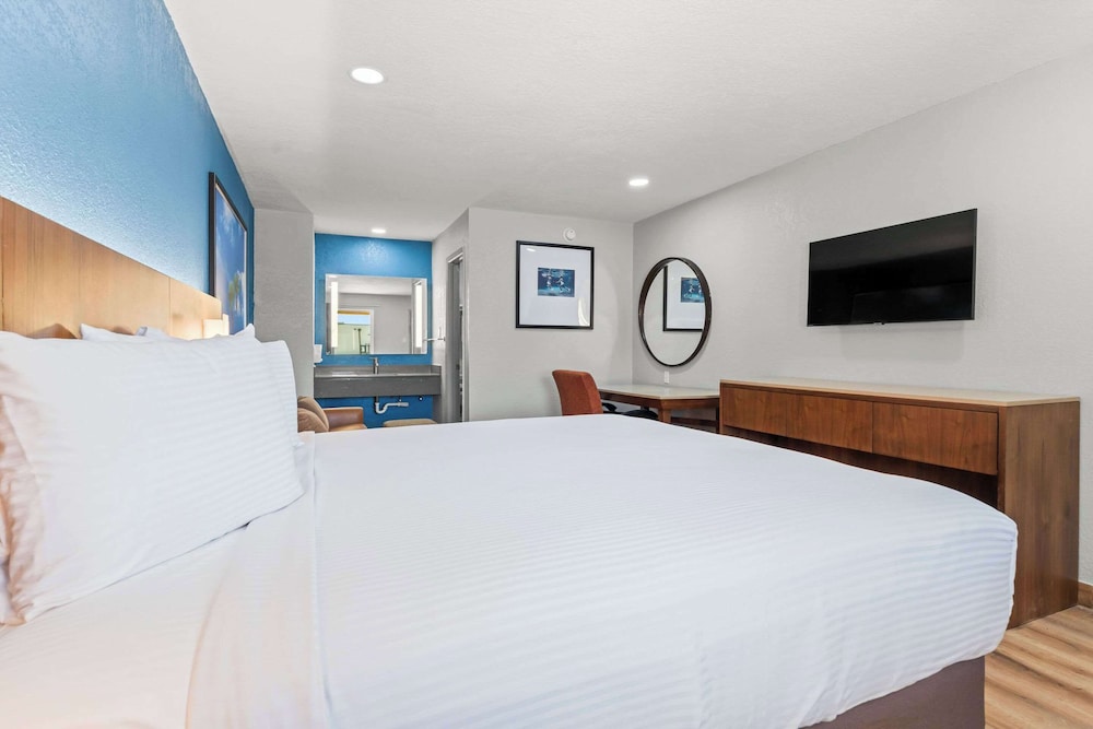 Econo Lodge Inn & Suites Sealy 25/52