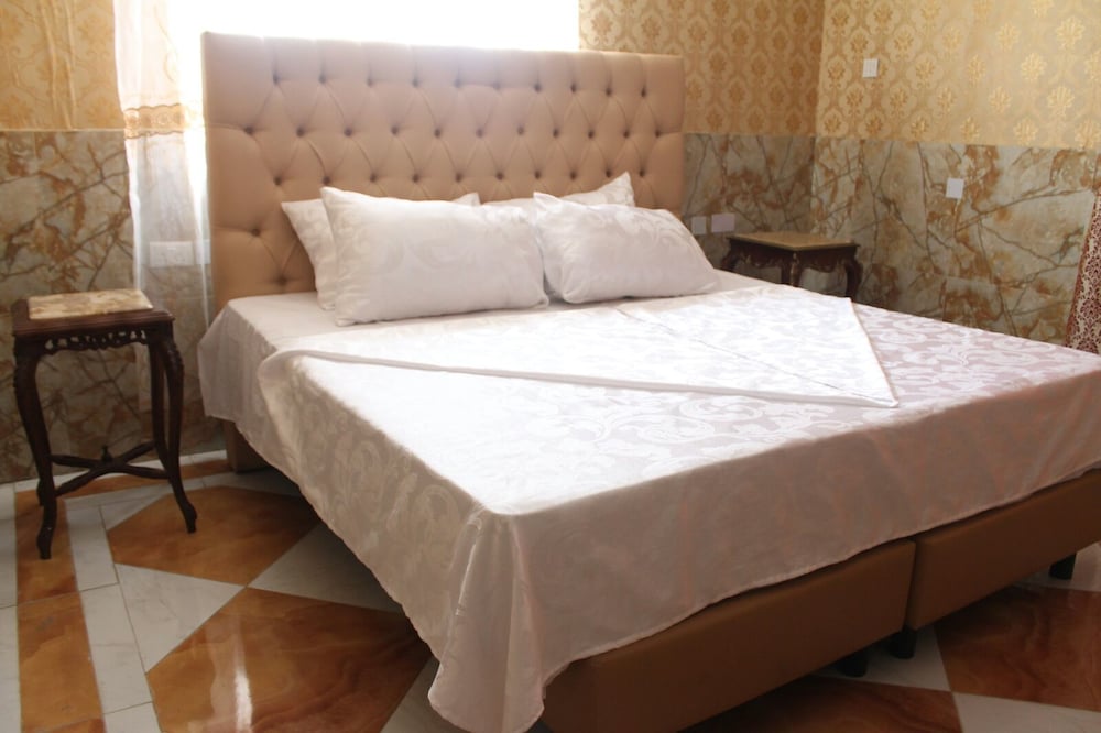 Grand Emperor Hotel 16/40