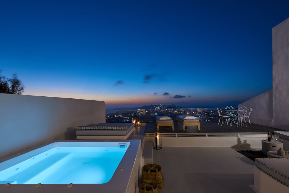 White And Co. La Torre Suites 21/50