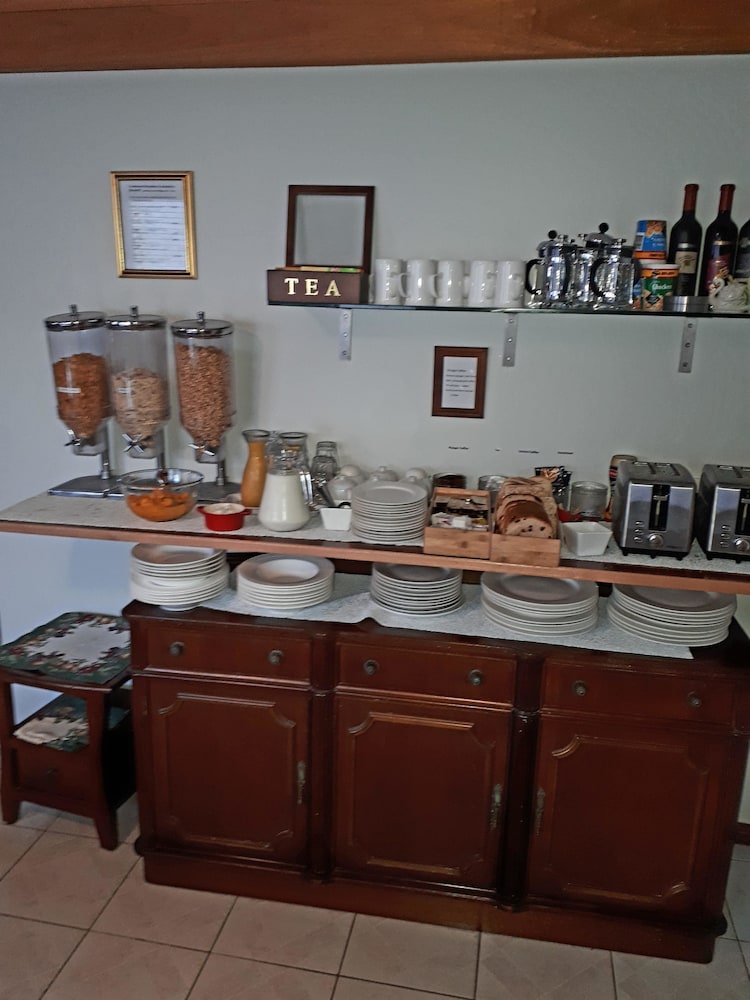 Ainslie Manor Bed and Breakfast 56/66