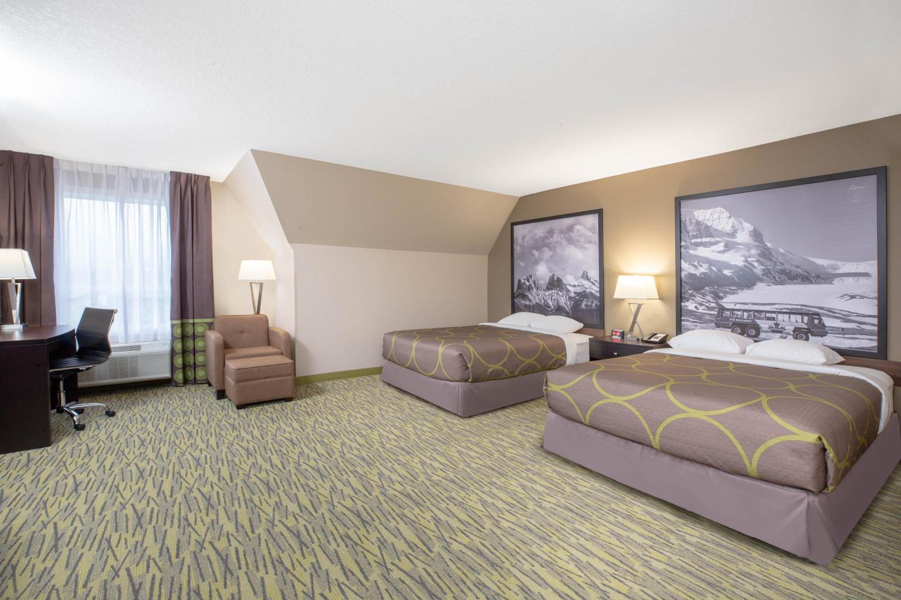 Deluxe, King Bed, 2 Queen Beds