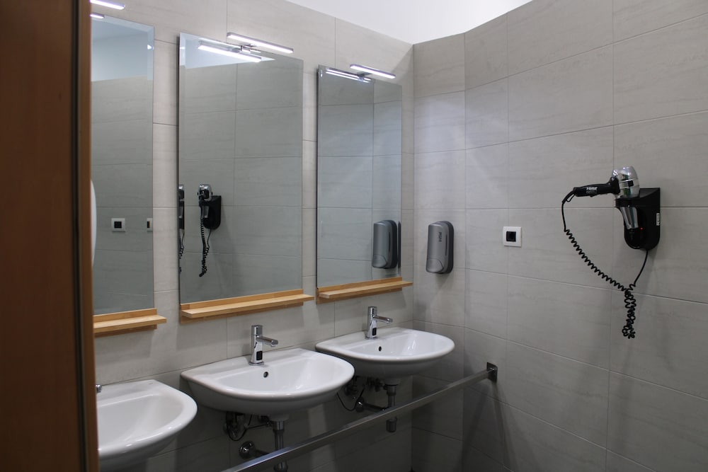 MALE DORM, SHARED BATHROOM