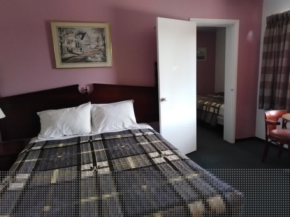 6267 Persepolis Inn 11/70