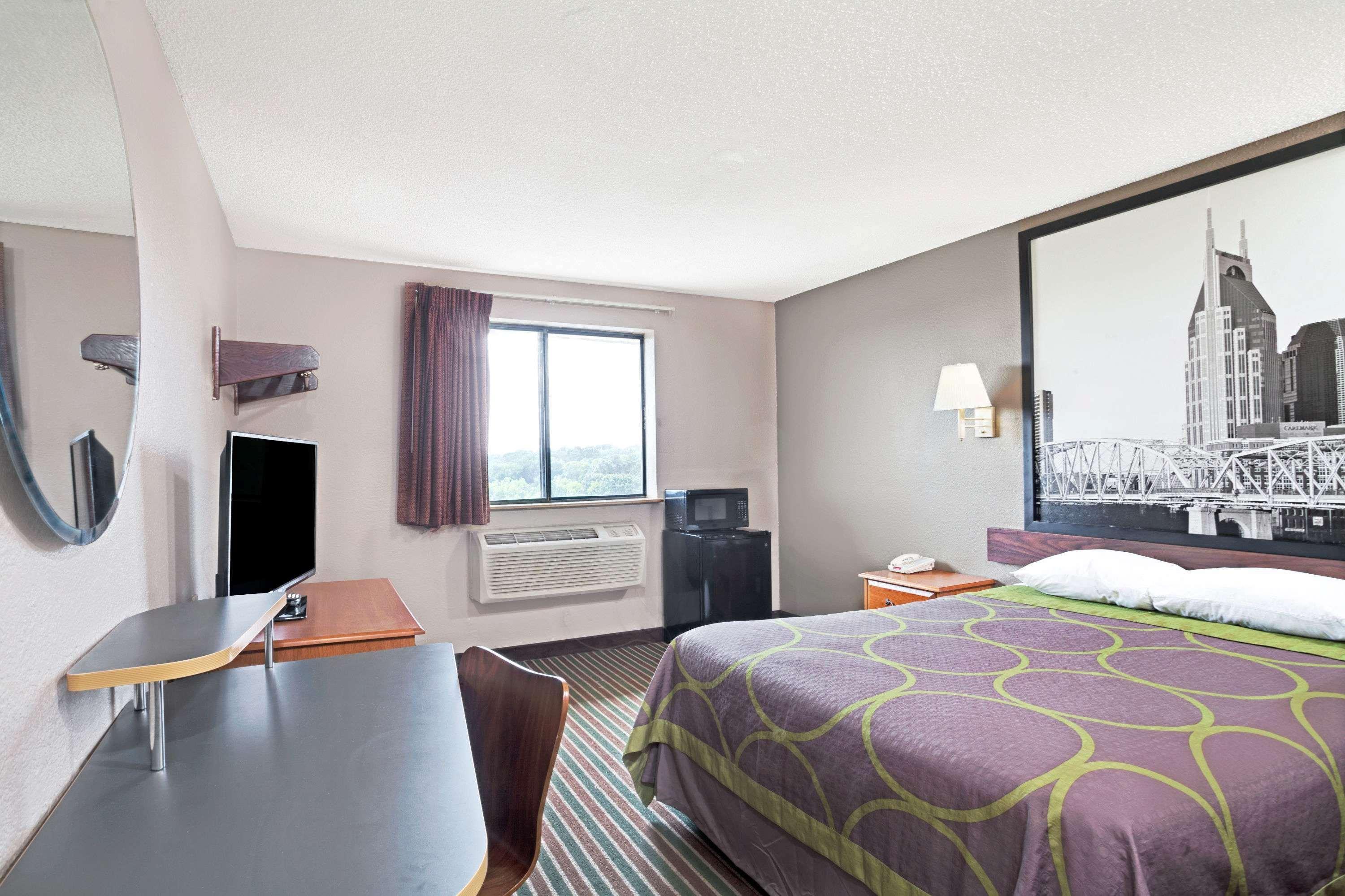 Super 8 By Wyndham Nashville/ Dntn/ Opryland Area 6/25