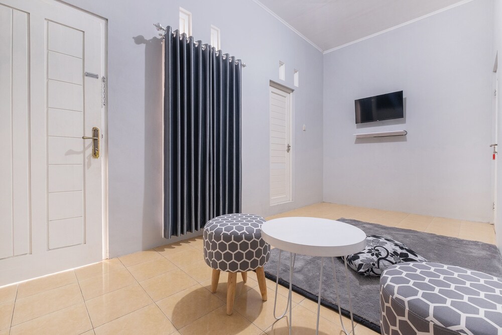 OYO 2727 Nareswari Guest House 27/27