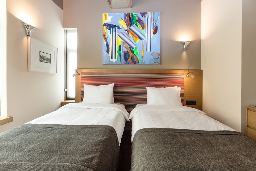 ROOM, TWIN BEDS