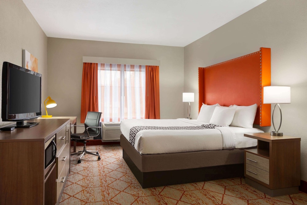 La Quinta Inn And Suites by Wyndham Lackawanna 4/39