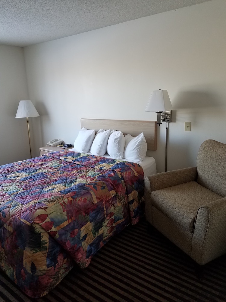 Super 8 by Wyndham Humboldt 7/48