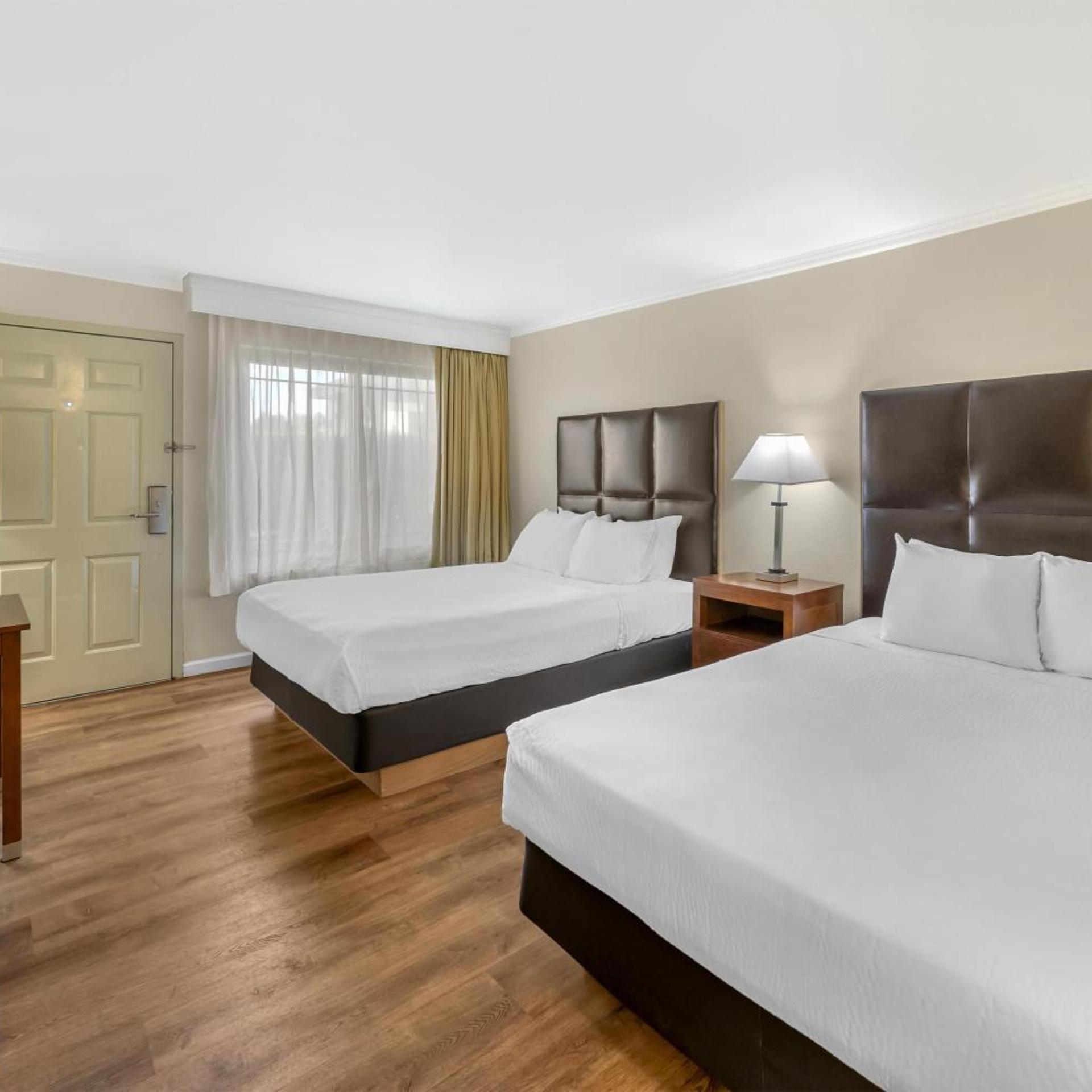 غرفة بسريرين كوين بشرفة، Best Western Plus Northwoods Inn 3/4