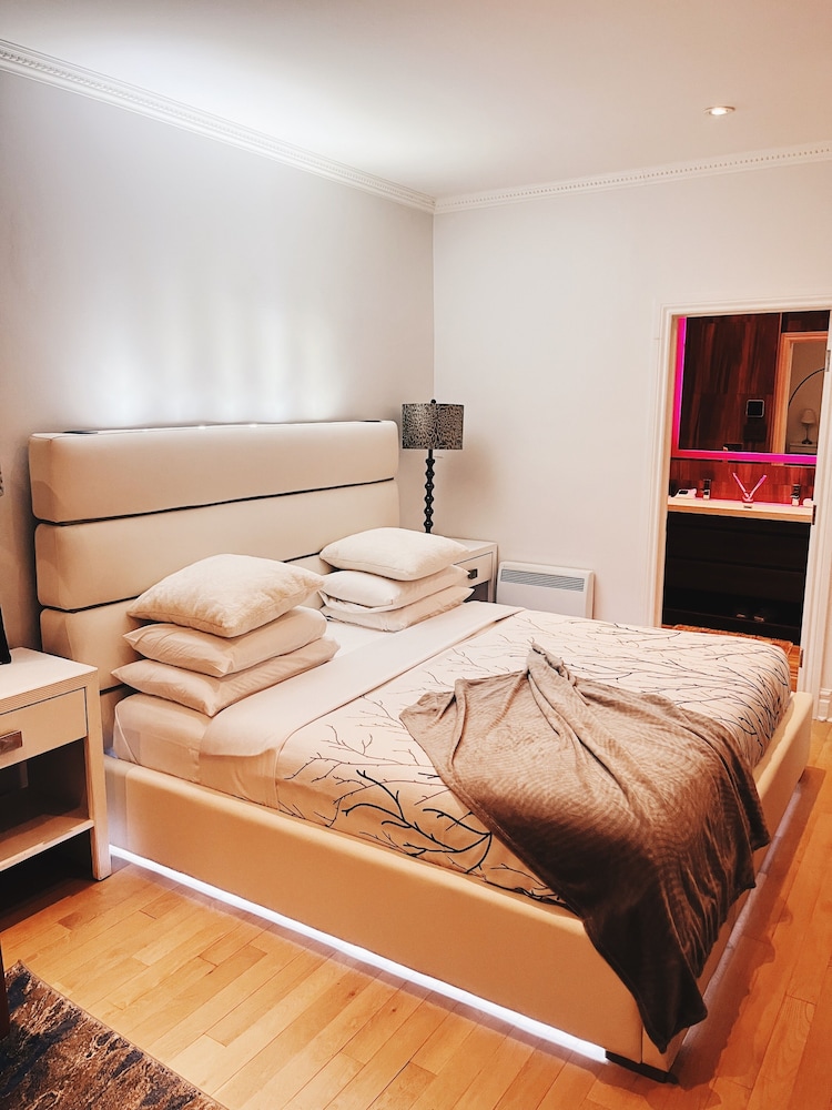 JUNIOR SUITE, KING BED