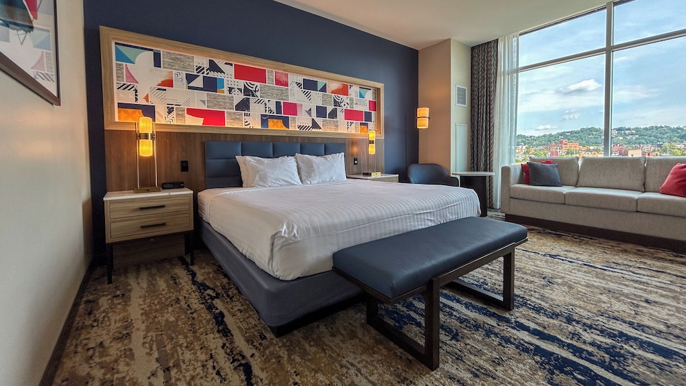 DELUXE, KING BED
