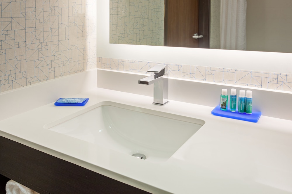 Holiday Inn Express Hotel Suites Oakland Airport 22/55