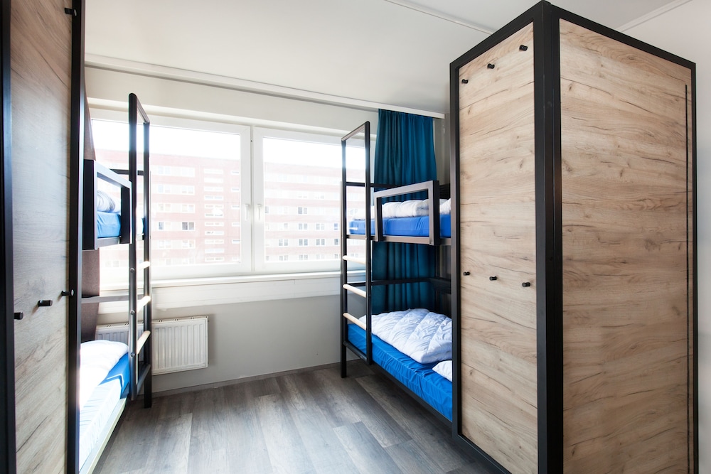 ROOM, 6 BEDS