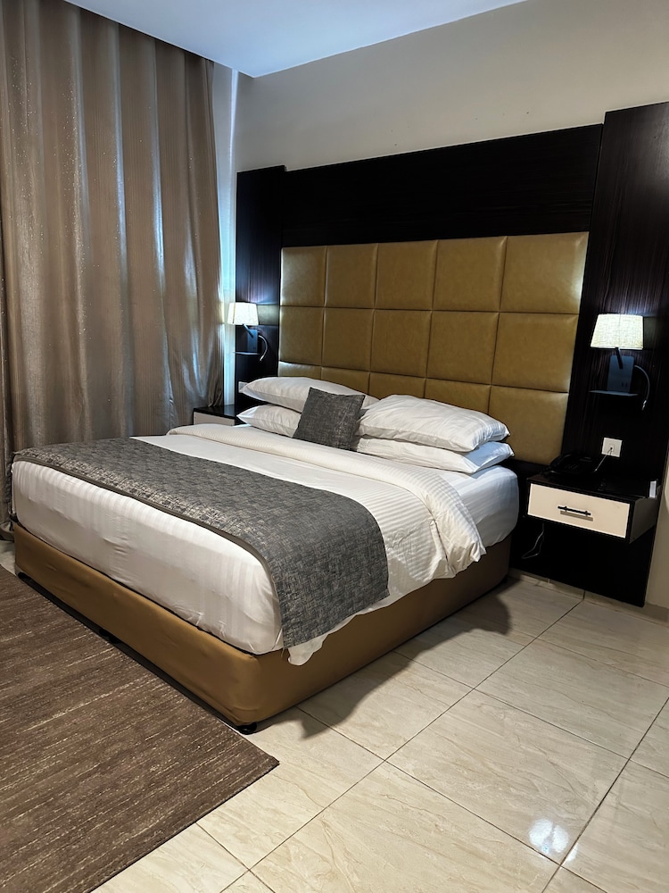 PREMIUM, SUITE