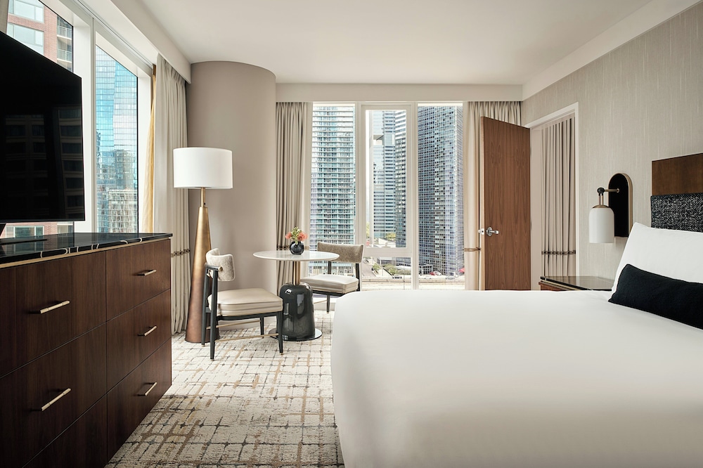 Suite, King Bed, Lake View