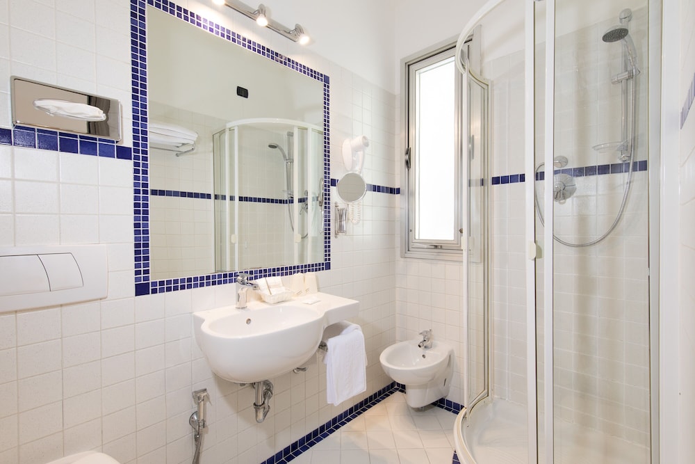 غرفة قياسية ثلاثية بسرير مزدوج وسرير فردي، Hotel San Giusto 3/3