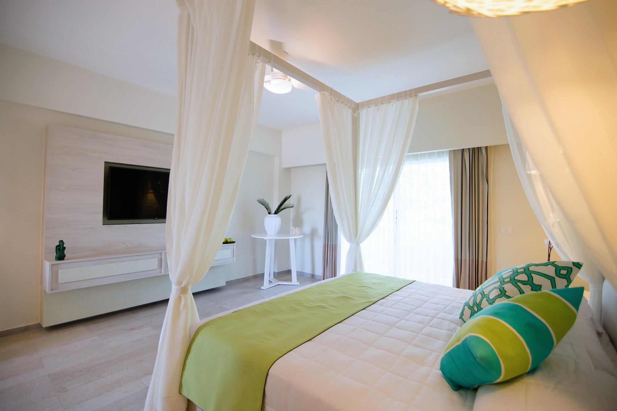 ROMANTIC, KING BED, BATHTUB