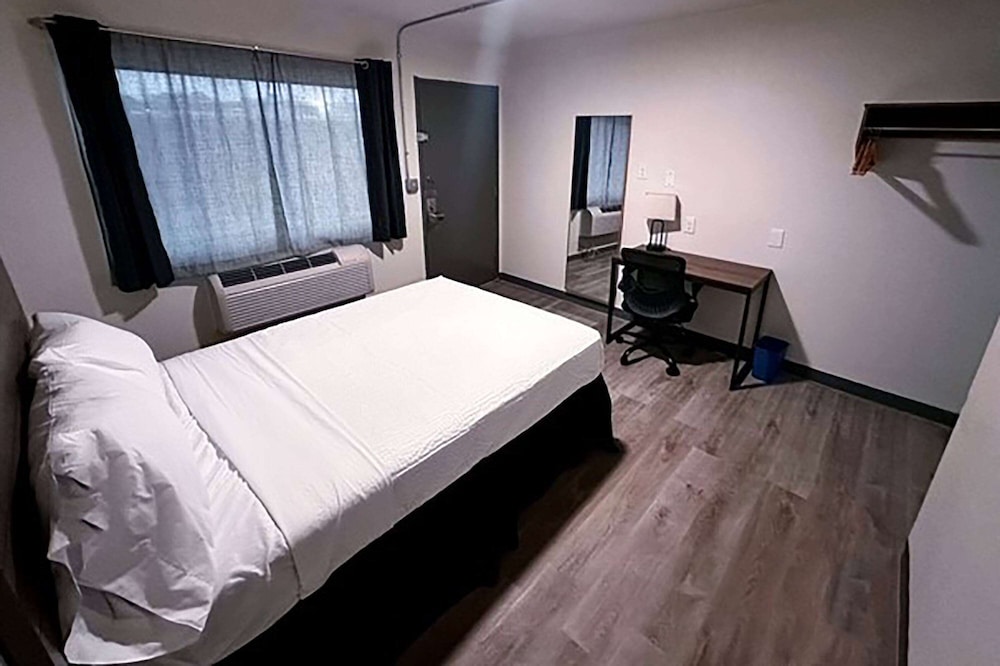 Studio City Suites, a Travelodge by Wyndham 12/37