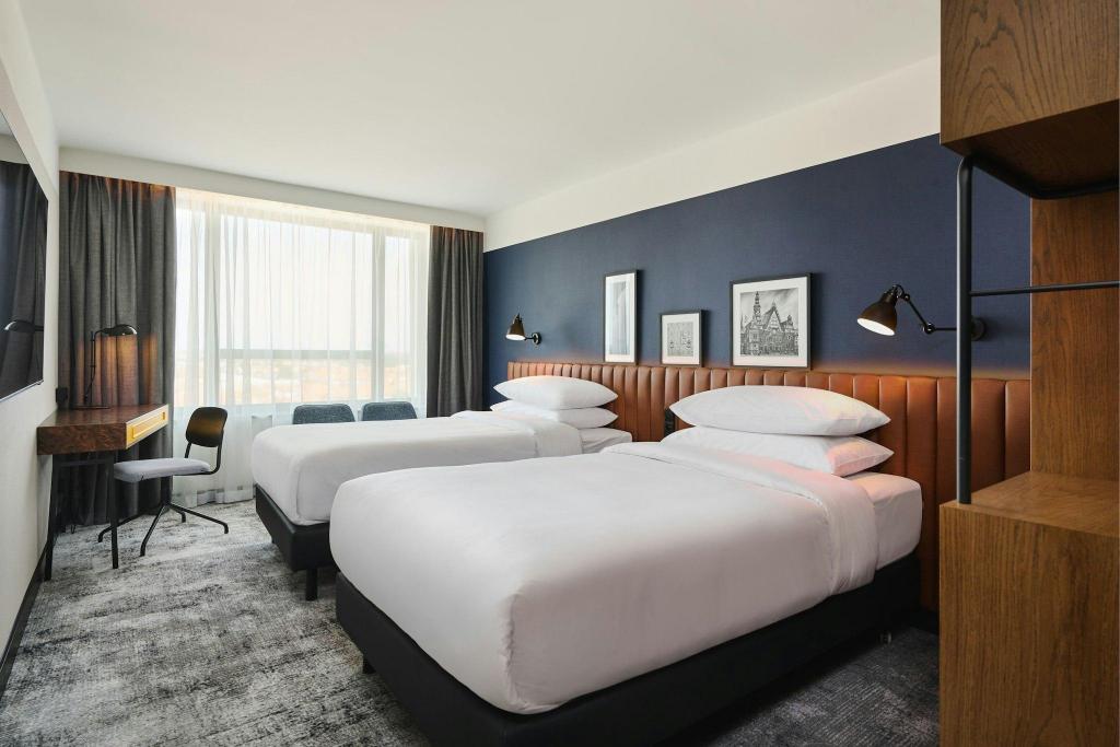 Guest Room, Premium, Twin Beds, Skyline View